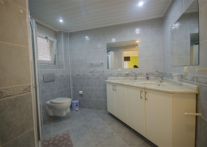 شقة عائلية واسعة - اربع غرف وصالة - في منطقة سكنية هادئة - جيكجلي / الانيا 