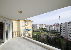 شقة عائلية واسعة - اربع غرف وصالة - في منطقة سكنية هادئة - جيكجلي / الانيا 