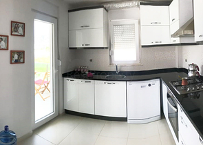 شقة من ثلاث غرف وصالة مع أثاث في ليمان كونيالتي