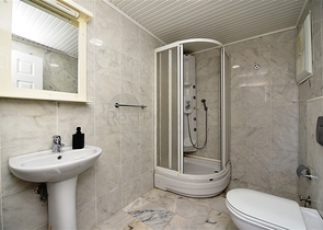 اطلالة بحر - مجمع فاخر اول صف على البحر - شقة مفروشة 2 غرفة وصالة - توسمور / الانيا 