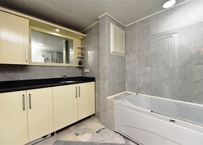 اطلالة بحر - مجمع فاخر اول صف على البحر - شقة مفروشة 2 غرفة وصالة - توسمور / الانيا 