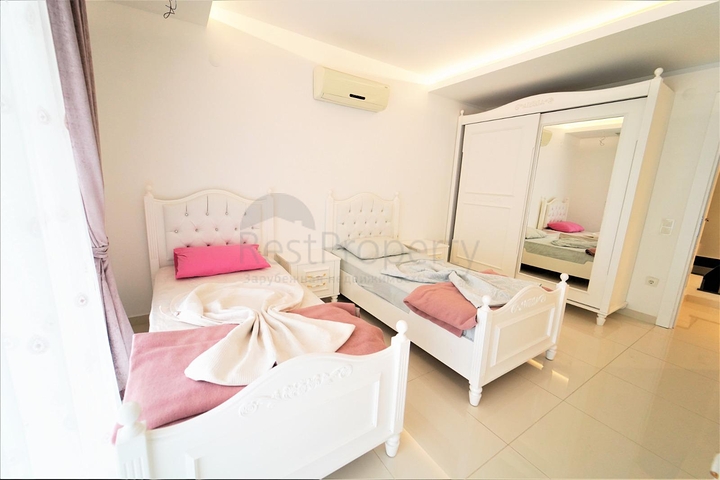 ضمن مجمع فاخر وانيق - دوبلكس مفروشة - تصميم 3 غرف وصالة - في مركز الانيا 