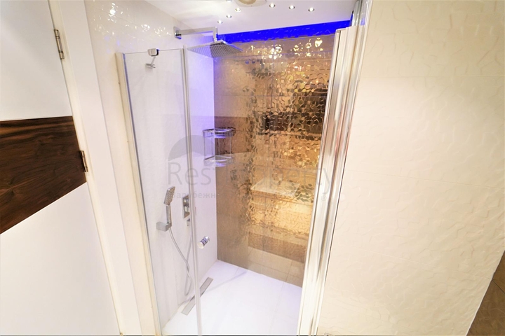 ضمن مجمع فاخر وانيق - دوبلكس مفروشة - تصميم 3 غرف وصالة - في مركز الانيا 