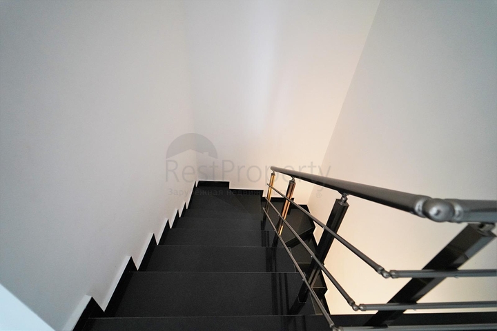 ضمن مجمع فاخر وانيق - دوبلكس مفروشة - تصميم 3 غرف وصالة - في مركز الانيا 