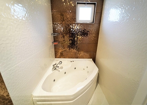 ضمن مجمع فاخر وانيق - دوبلكس مفروشة - تصميم 3 غرف وصالة - في مركز الانيا 