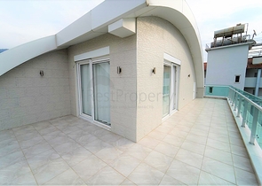 ضمن مجمع فاخر وانيق - دوبلكس مفروشة - تصميم 3 غرف وصالة - في مركز الانيا 