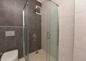 شقة 3 غرف وصالة - مطبخ منفصل - مجمع حديث في مركز الانيا 