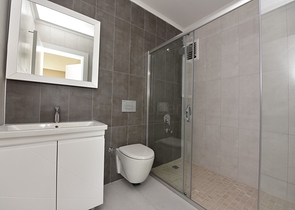 شقة 3 غرف وصالة - مطبخ منفصل - مجمع حديث في مركز الانيا 