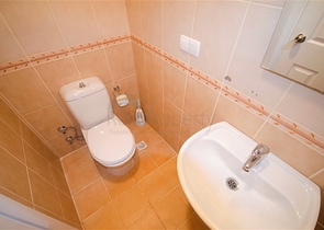 سعر مناسب - شقة غرفتين وصالة - جانب الجامعة - في منطقة جيكجلي / الانيا 