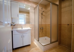 سعر مناسب - شقة غرفتين وصالة - جانب الجامعة - في منطقة جيكجلي / الانيا 