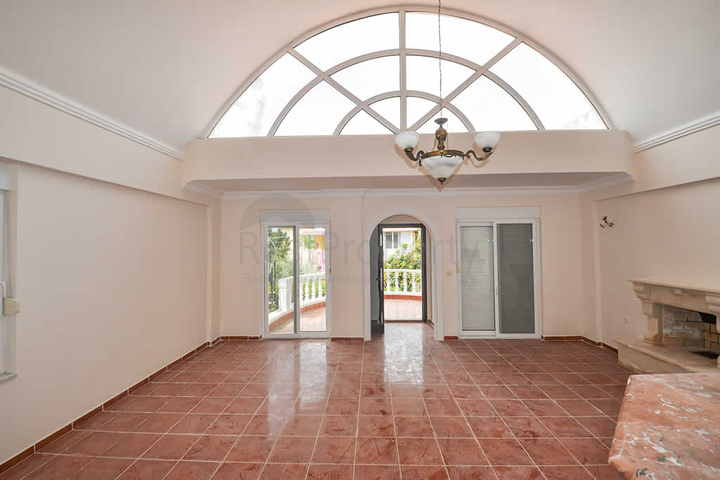 فيلا مستقلة بسعر مناسب  - تصميم داخلي مميز وحديقة - كارجي جاك /الانيا 