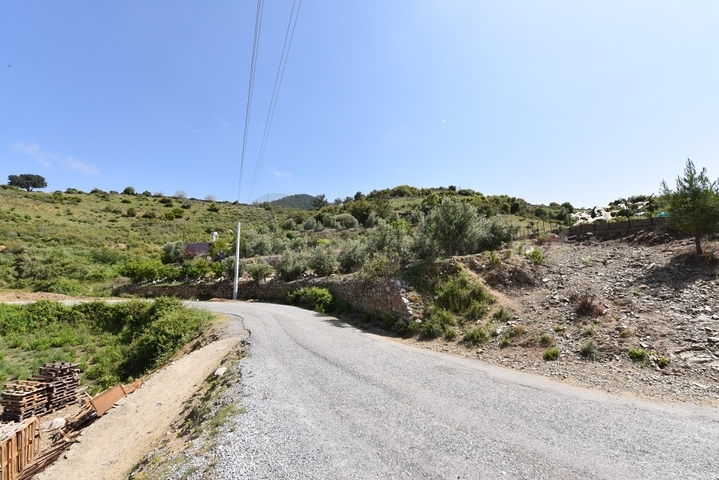 ارض مع اطلالة بحر - قريبة من مطار غازي باشا / الانيا