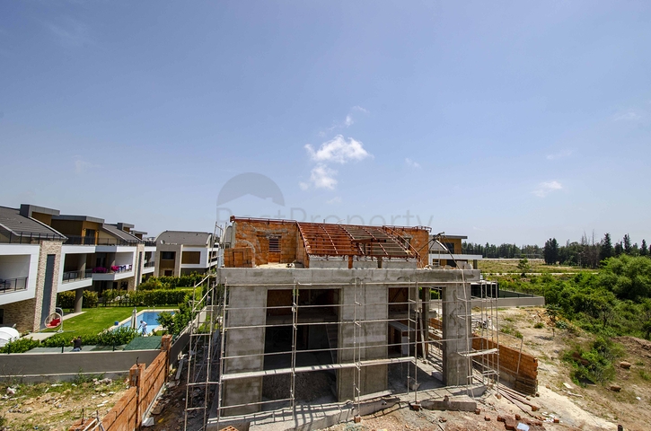 فلل 6 + 1 للبيع مع مسبح خاص وحديقة في كونيالتي