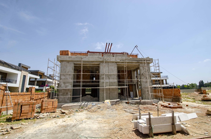 فلل 6 + 1 للبيع مع مسبح خاص وحديقة في كونيالتي