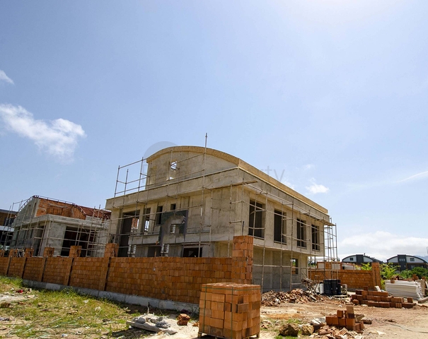 فلل 6 + 1 للبيع مع مسبح خاص وحديقة في كونيالتي