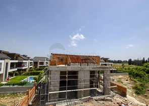 فلل 6 + 1 للبيع مع مسبح خاص وحديقة في كونيالتي