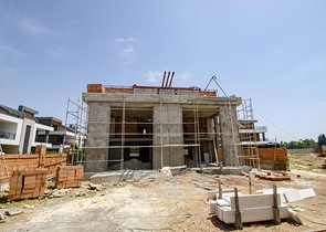 فلل 6 + 1 للبيع مع مسبح خاص وحديقة في كونيالتي