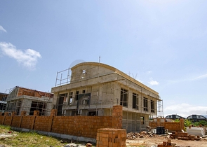 فلل 6 + 1 للبيع مع مسبح خاص وحديقة في كونيالتي