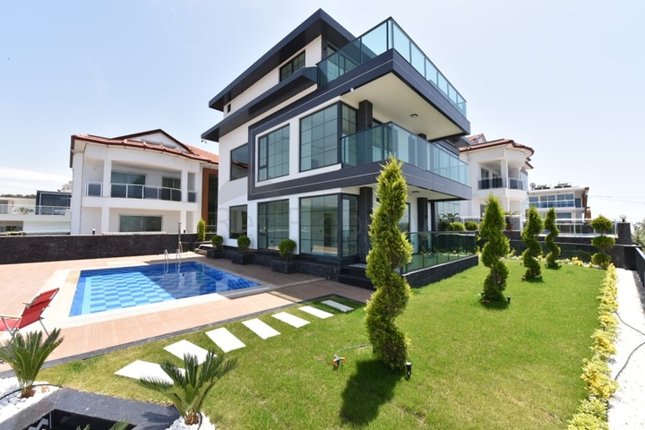 لعشاق الفخامة والتميز - تصميم حديث -اطلالة بحر وقلعة - كارجي جاك / لانيا