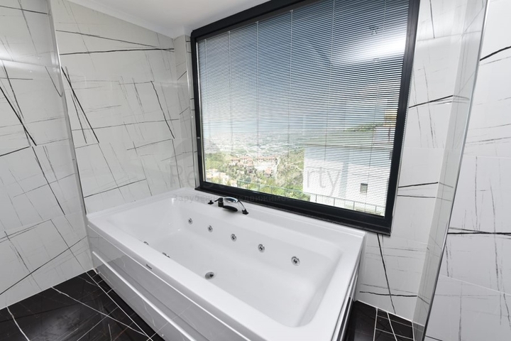 لعشاق الفخامة والتميز - تصميم حديث -اطلالة بحر وقلعة - كارجي جاك / لانيا