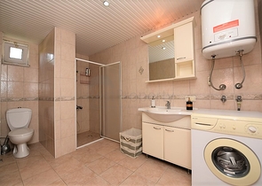 اطلالة على الحديقة - شقة مفروشة تصميم 1+1 في مركز مدينة الانيا 