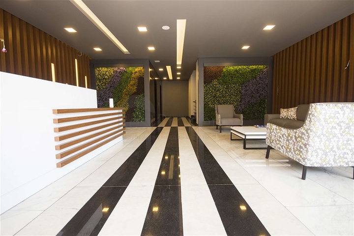 اول صف على البحر - شقة 2 غرفة وصالة - مجمع حديث -مهموتلار / الانيا 