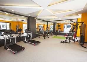 اول صف على البحر - شقة 2 غرفة وصالة - مجمع حديث -مهموتلار / الانيا 