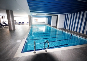 اول صف على البحر - شقة 2 غرفة وصالة - مجمع حديث -مهموتلار / الانيا 