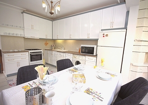 بسعر منافس - شقة غرفتين وصالة مؤثثة - في منطقة اوبا المركزية / الانيا 