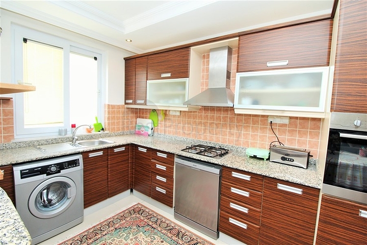 قريبة من البحر - شقة عائلية مفروشة 1+2 - على شارع باباروس - مهموتلار / الانيا 