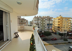 قريبة من البحر - شقة عائلية مفروشة 1+2 - على شارع باباروس - مهموتلار / الانيا 