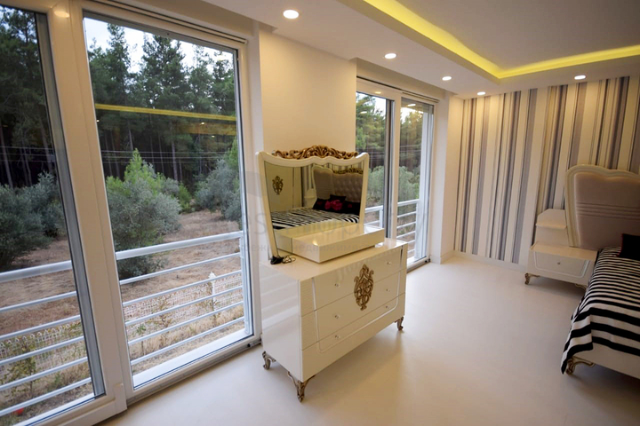 فيلا منفصلة 5 + 1 مع حمام سباحة في يشيلباهر أنطاليا