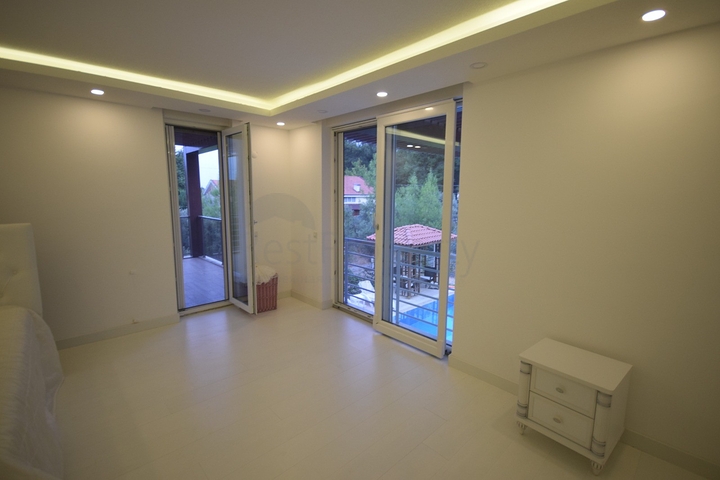 فيلا منفصلة 5 + 1 مع حمام سباحة في يشيلباهر أنطاليا