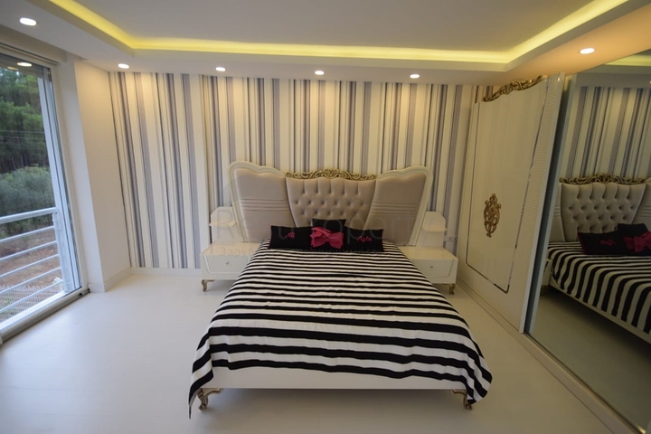 فيلا منفصلة 5 + 1 مع حمام سباحة في يشيلباهر أنطاليا