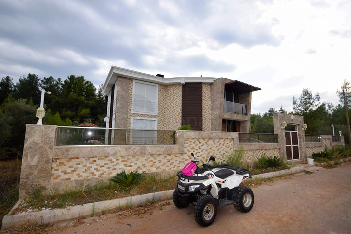 فيلا منفصلة 5 + 1 مع حمام سباحة في يشيلباهر أنطاليا