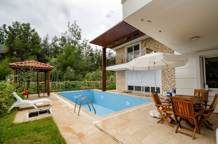 فيلا منفصلة 5 + 1 مع حمام سباحة في يشيلباهر أنطاليا