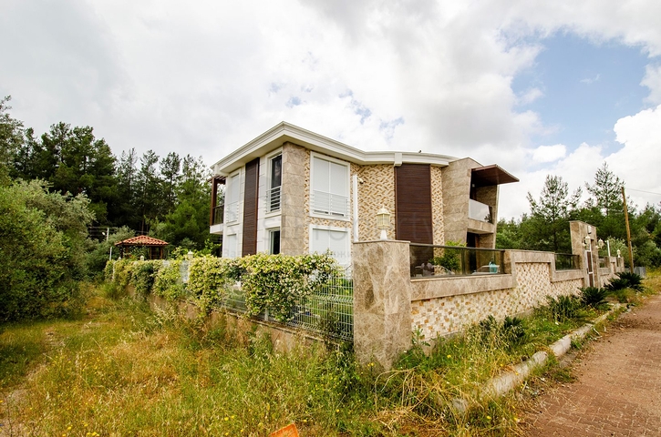 فيلا منفصلة 5 + 1 مع حمام سباحة في يشيلباهر أنطاليا