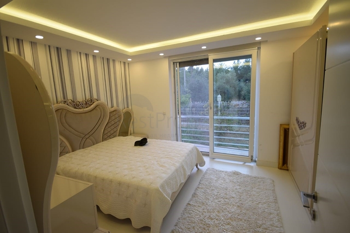 فيلا منفصلة 5 + 1 مع حمام سباحة في يشيلباهر أنطاليا