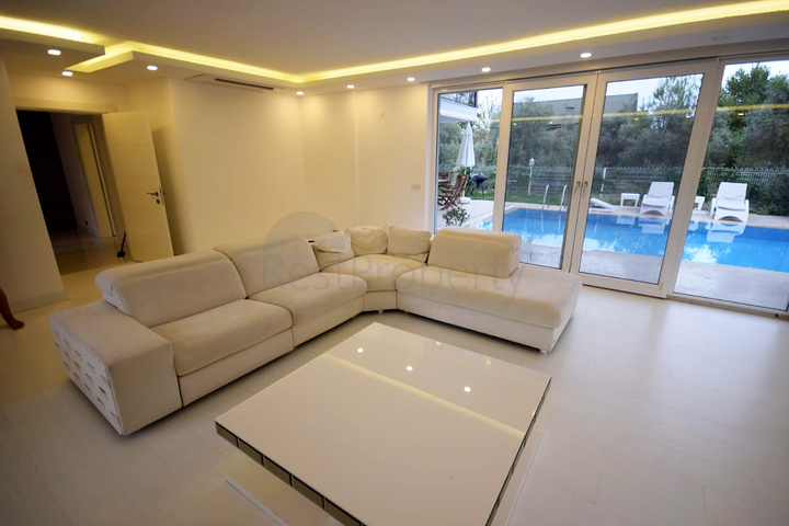 فيلا منفصلة 5 + 1 مع حمام سباحة في يشيلباهر أنطاليا