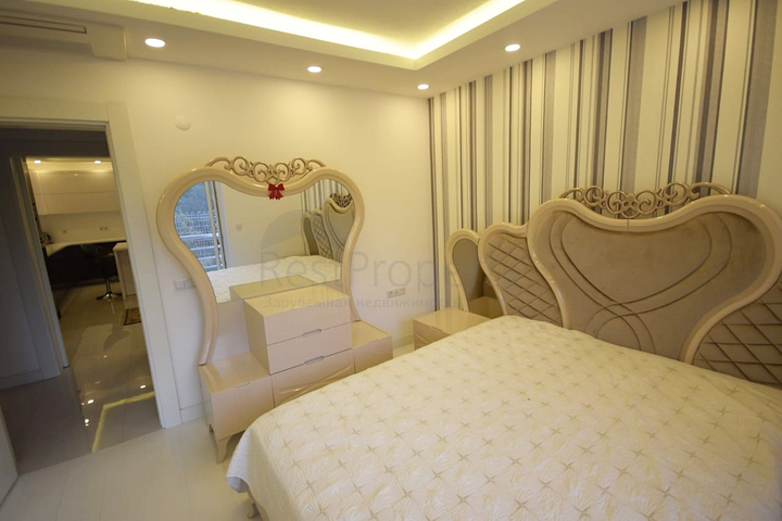 فيلا منفصلة 5 + 1 مع حمام سباحة في يشيلباهر أنطاليا