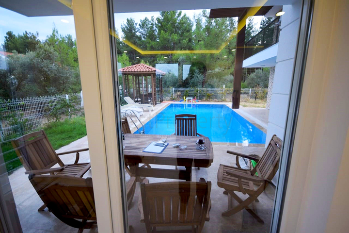 فيلا منفصلة 5 + 1 مع حمام سباحة في يشيلباهر أنطاليا