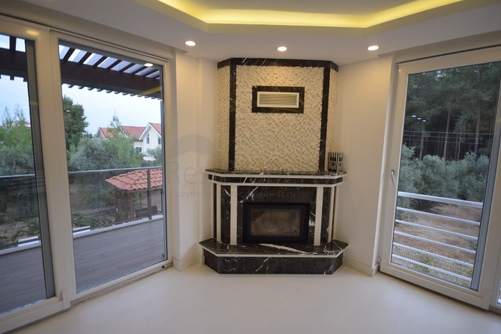 فيلا منفصلة 5 + 1 مع حمام سباحة في يشيلباهر أنطاليا