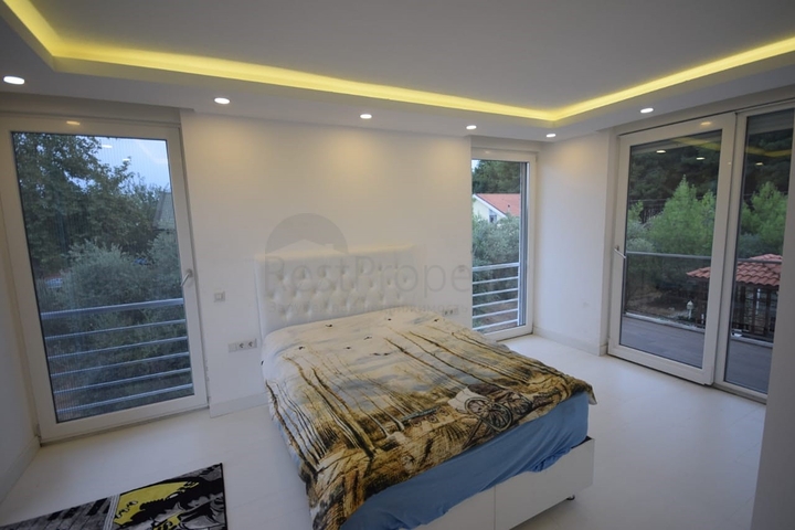 فيلا منفصلة 5 + 1 مع حمام سباحة في يشيلباهر أنطاليا