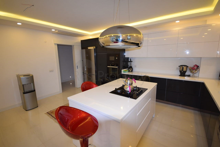 فيلا منفصلة 5 + 1 مع حمام سباحة في يشيلباهر أنطاليا