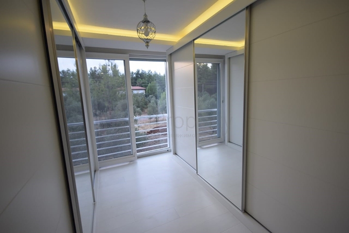 فيلا منفصلة 5 + 1 مع حمام سباحة في يشيلباهر أنطاليا