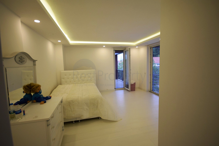 فيلا منفصلة 5 + 1 مع حمام سباحة في يشيلباهر أنطاليا