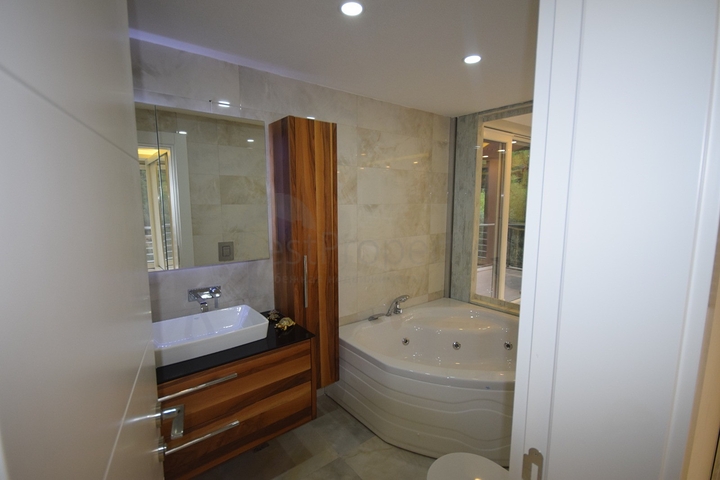 فيلا منفصلة 5 + 1 مع حمام سباحة في يشيلباهر أنطاليا