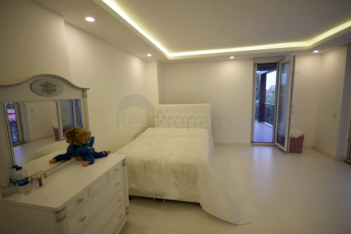 فيلا منفصلة 5 + 1 مع حمام سباحة في يشيلباهر أنطاليا