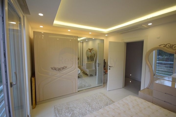 فيلا منفصلة 5 + 1 مع حمام سباحة في يشيلباهر أنطاليا