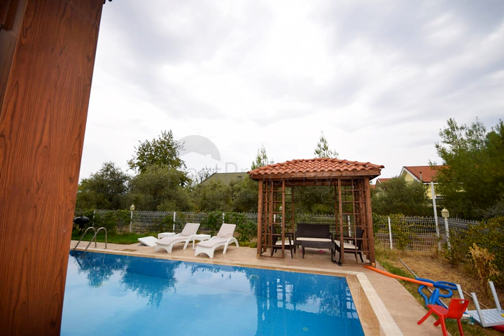 فيلا منفصلة 5 + 1 مع حمام سباحة في يشيلباهر أنطاليا